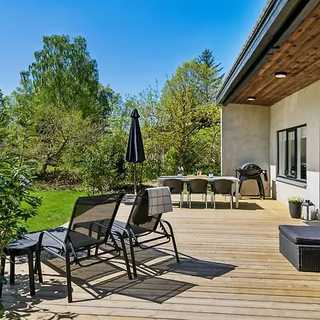 Roze Holiday home Glesborg